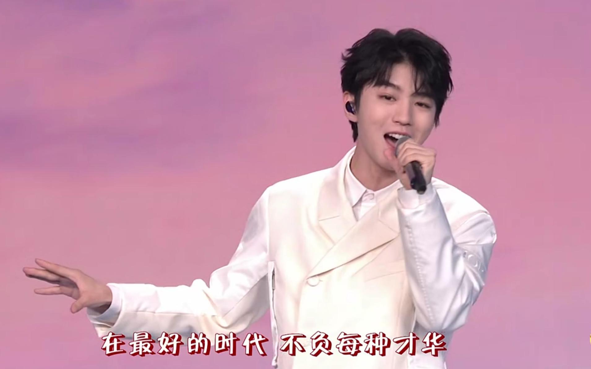 宋轶央视春晚公主半扎发,宋轶春晚服装