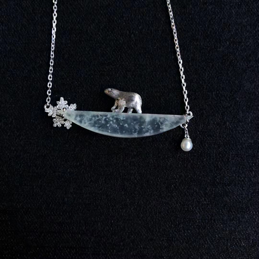 带有冰雪元素的珠宝，纯洁而浪漫，一眼领略的就是冬天的白雪皑皑