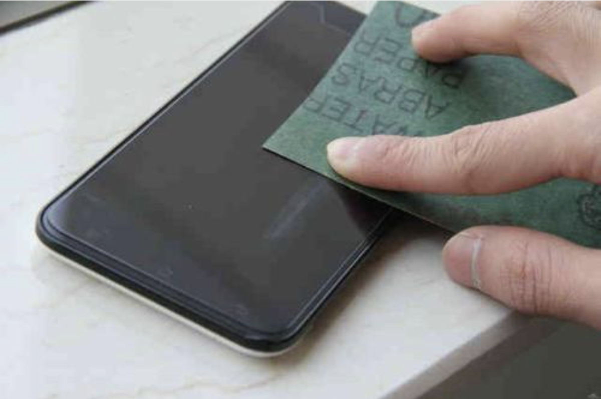 牙膏真能修复细小划痕吗,手机屏幕刮了一条痕可以用牙膏吗