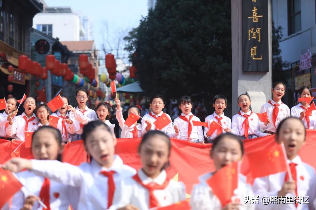小学迎国庆快闪歌唱祖国,快闪庆祝祖国生日小学生