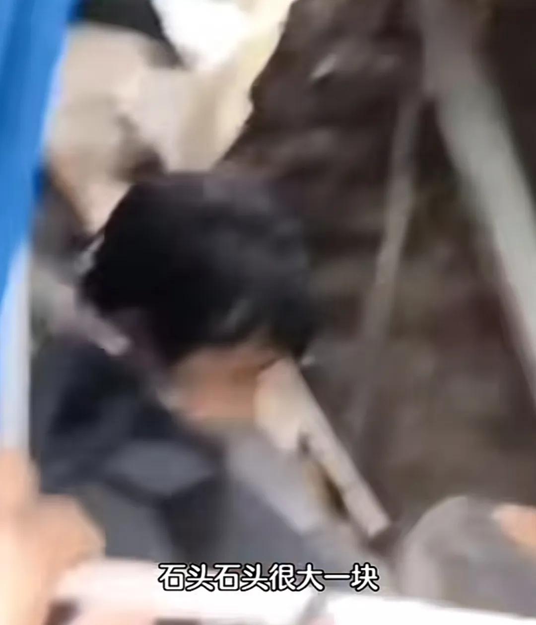 重庆客车遭落石砸中致6死,重庆大巴被落石砸中司机受伤没