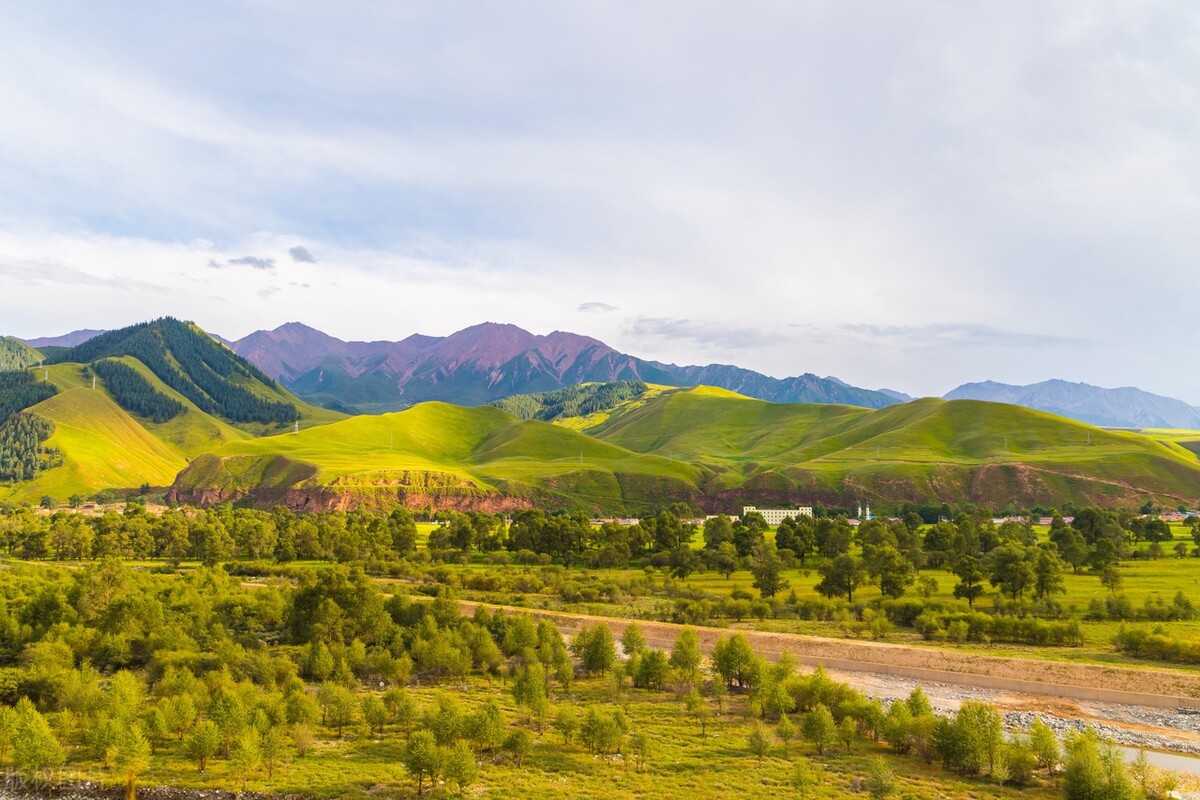 这个戈壁小城为何飞机、高铁、火车这么便捷