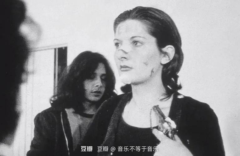 行为艺术之母—玛丽娜裸身试人性，揭示了“人性本恶”的道理