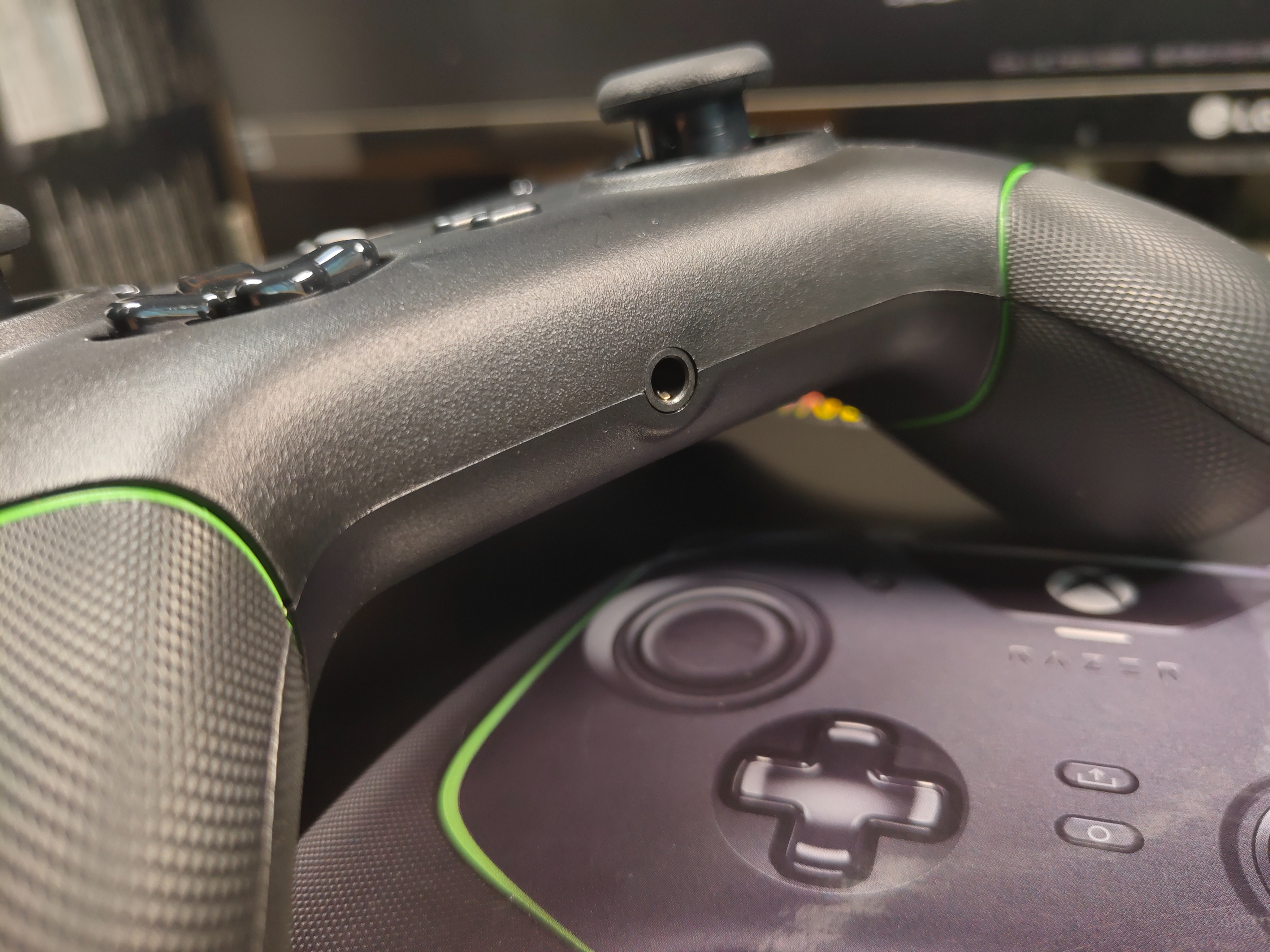 雷蛇幻影战狼幻彩版手柄上手评测,雷蛇幻影战狼v2手柄和幻彩区别