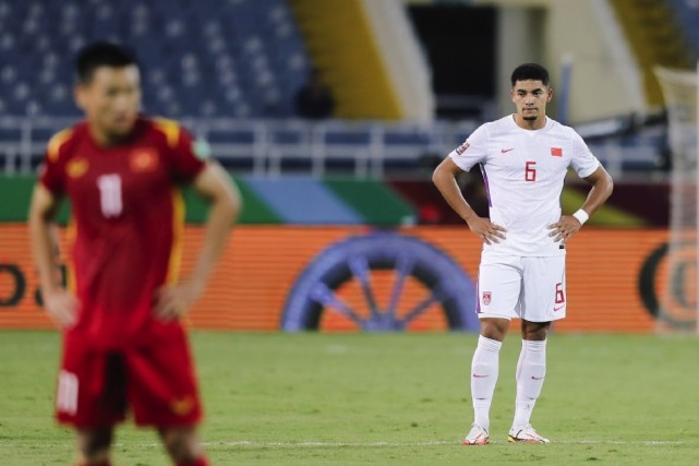 国足客场1比3不敌越南赛后谢场,国足被粉丝怒骂名场面