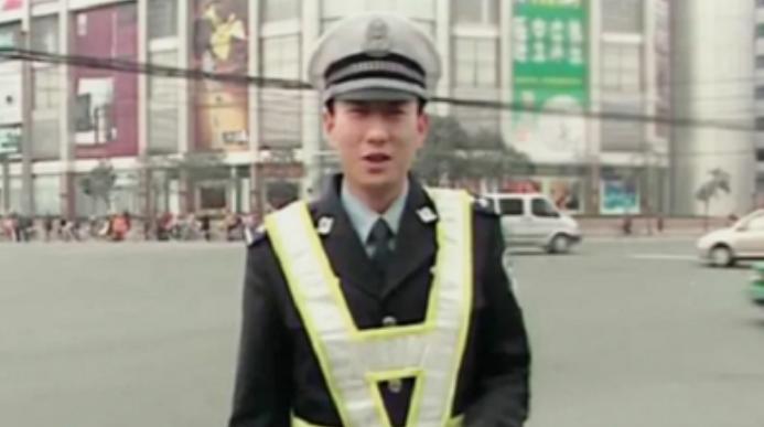 网红交警谭乔名场面,拯救无数司机的“网红交警”谭乔