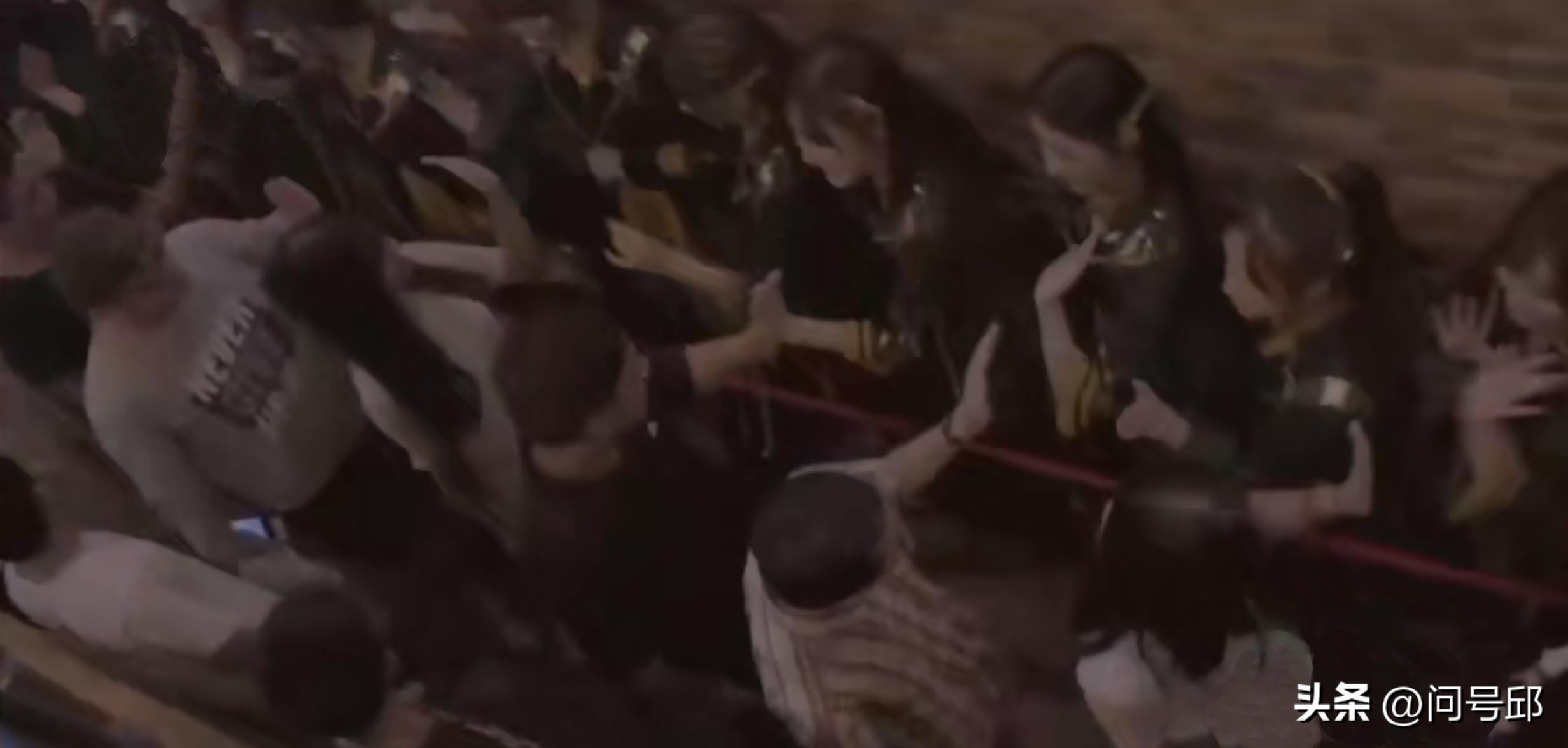 走进饭圈文化:粉丝花40元买“握手券”,换取与偶像10秒互动机会