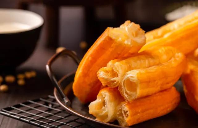 油条怎么炸两根才不分开,为什么油条通根还是两根一起炸