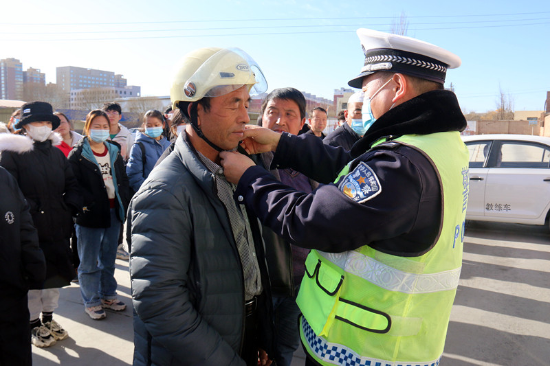 【平安春运交警同行】民勤公安交警走进运通驾校开展春运交通安全及“一盔一带”冬季交通安全宣传活动
