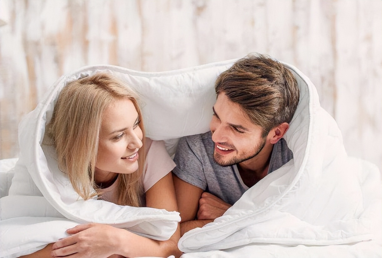 女子体内有蜱虫被医生拿镊子拔出,女子身上长虫医生拿镊子治疗