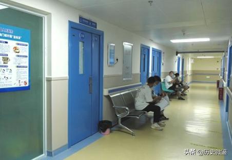 广西大叔穿女装在街头卖艺被骂变态，真相曝光后网友：真男人