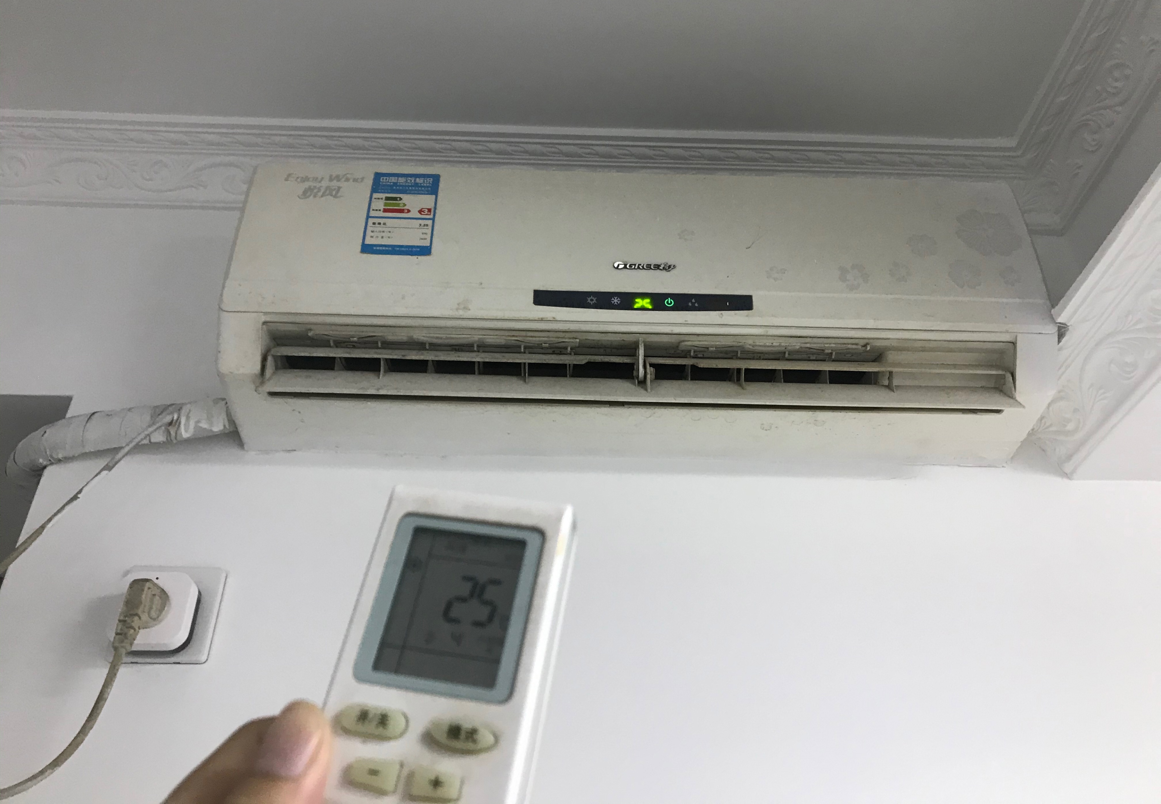 空调漏水维修师傅,空调漏水找师傅来修两百块钱