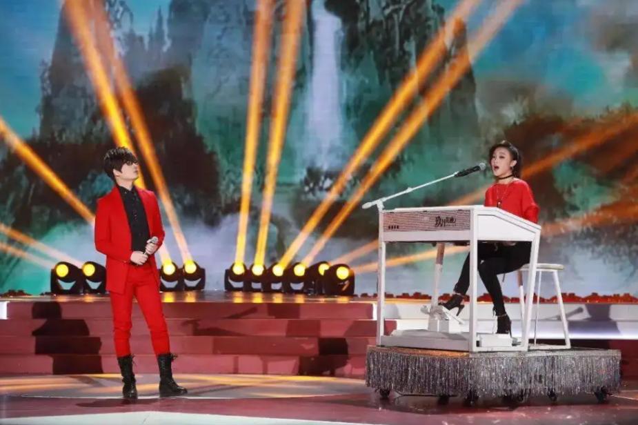 昔日爆红组合街头卖唱,曾经红极一时现在却卖唱的歌手