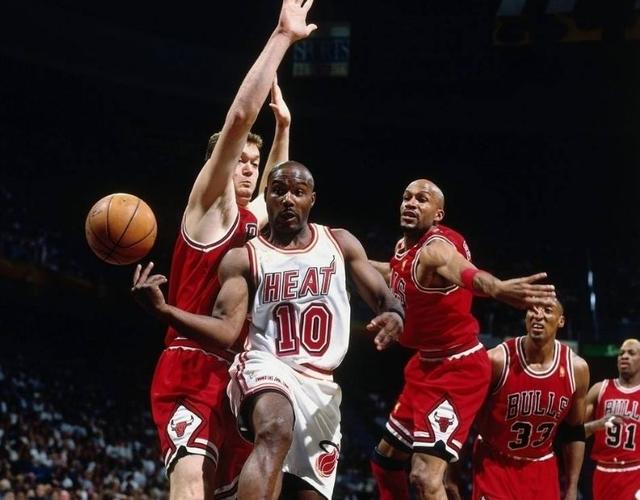 奥拉朱旺两连冠与乔丹六连冠,乔丹和奥拉朱旺谁更优秀