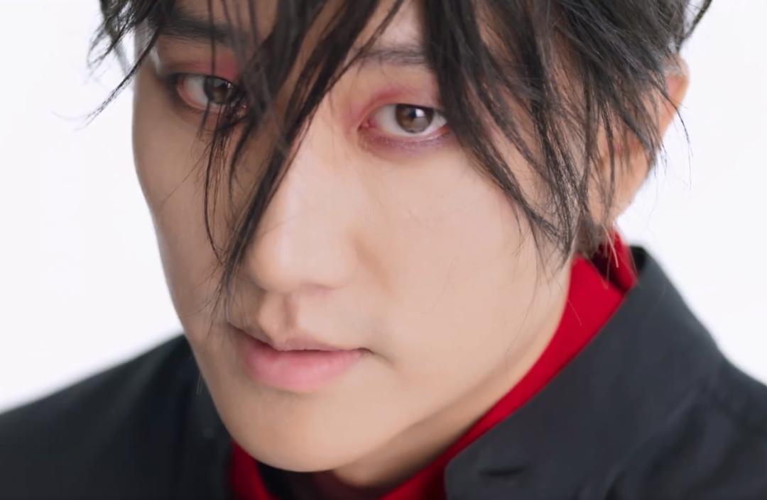 胡茬红唇，救命，代言化妆品的男明星太吓人了