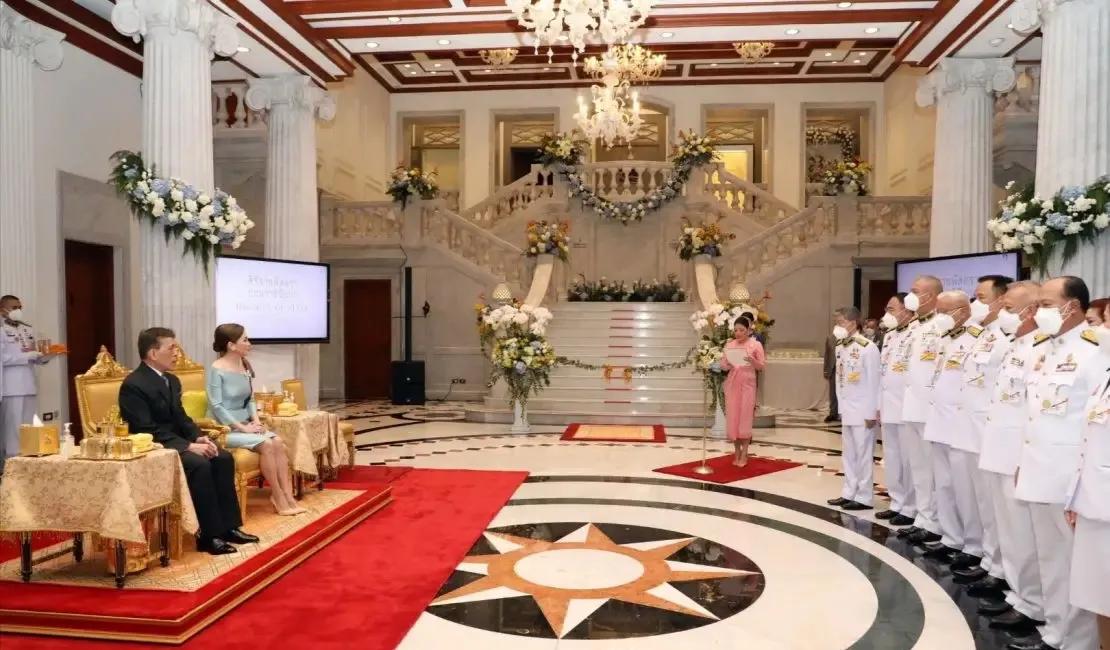 泰国国王王后贵妃最新消息,泰国国王王后秀恩爱