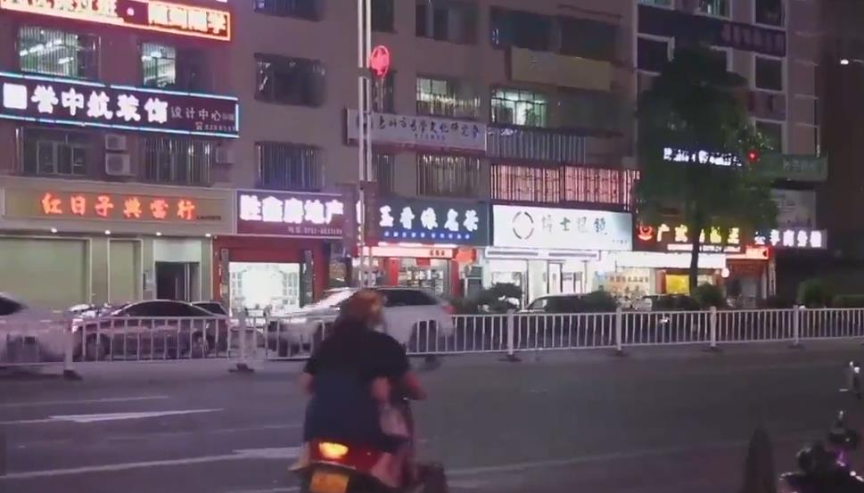 原配当街撕破小三内衣！厮杀过程看呆众人！小三被打到昏迷不醒