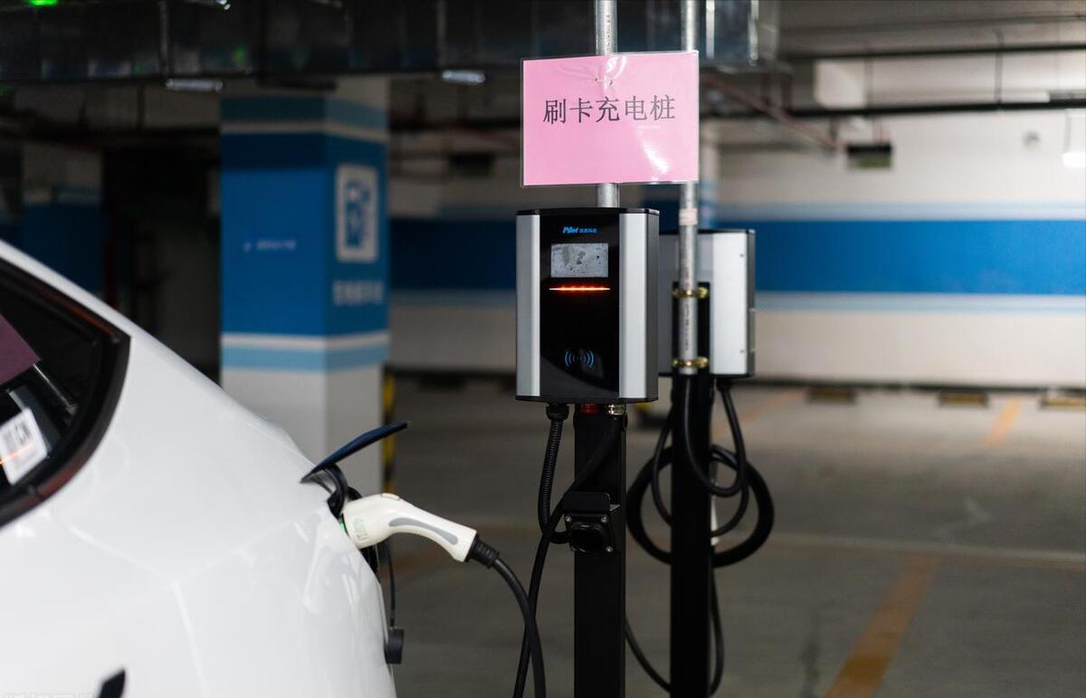 新能源汽车使用寿命一般多久,新能源车使用寿命正常是多久