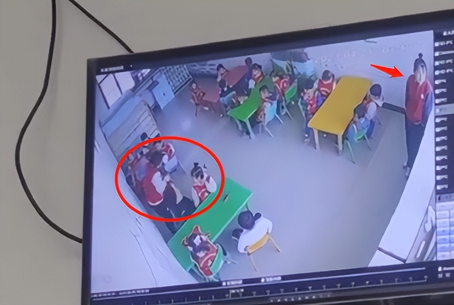 女幼师课上扒光4岁男童上衣，另有一名老师旁观，后续处理来了