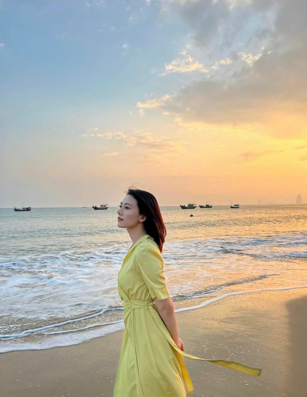 高圆圆晒照穿风衣清纯气质尽显,高圆圆穿搭简单气质优雅知性