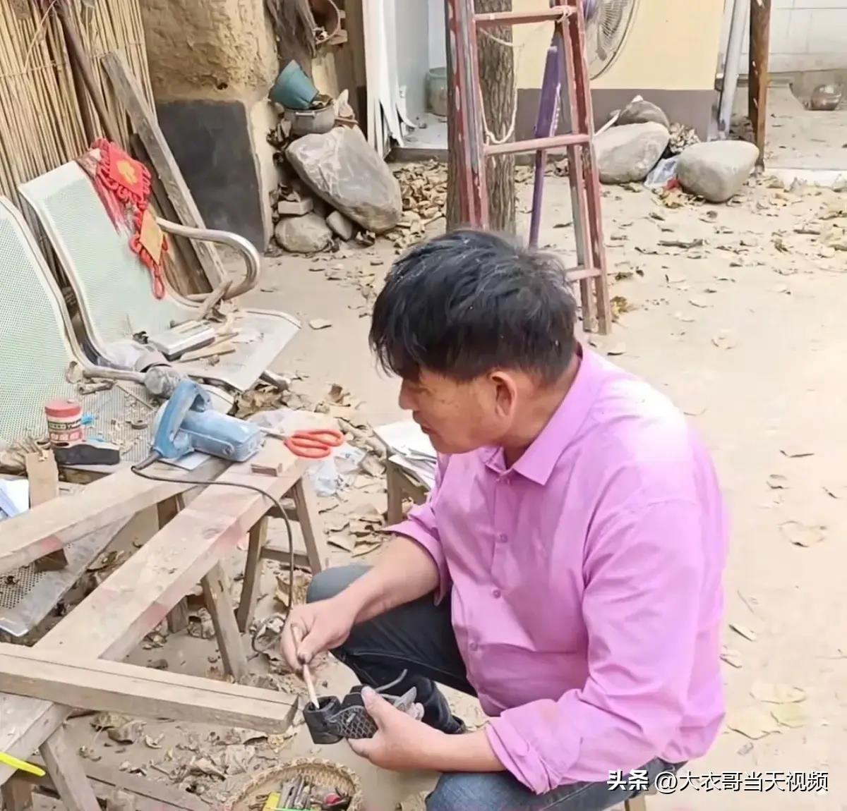 大衣哥被粉丝吓的视频,大衣哥砸门视频