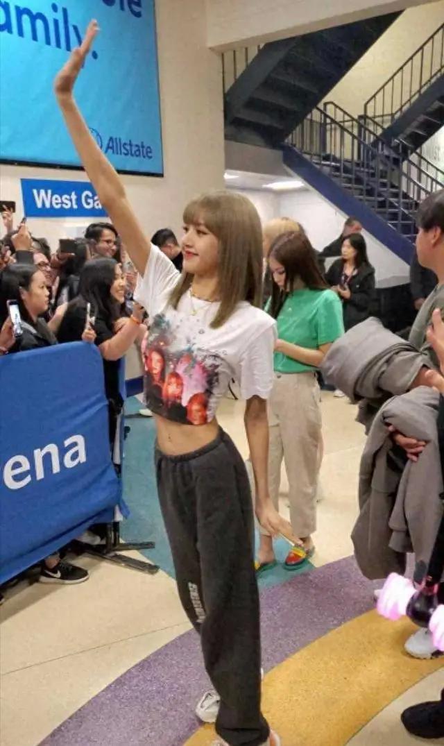 Lisa操作再引热议！晒大尺度照片、妆容变回泰妹，粉丝心疼其