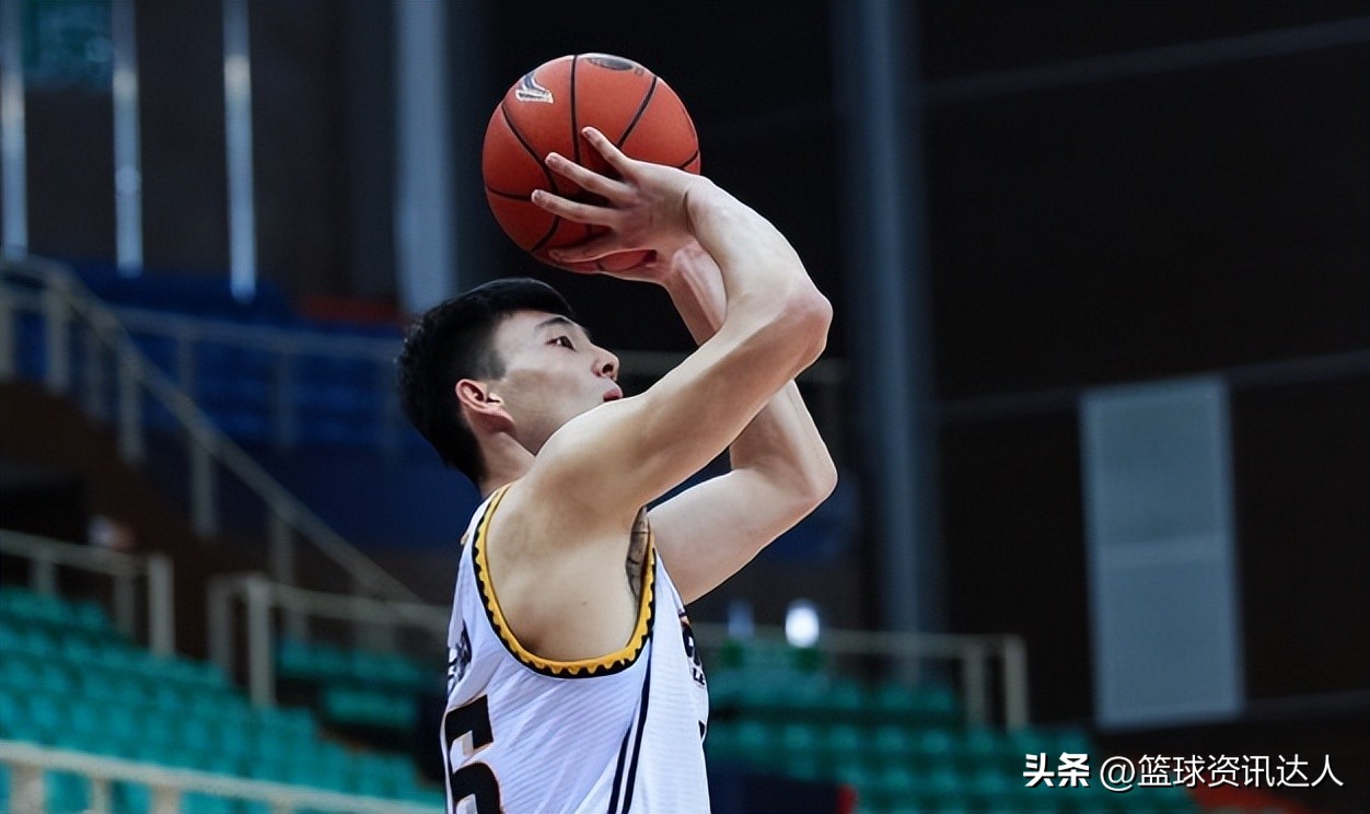 鄢手骐失误把郭艾伦逗笑,鄢手骐郭艾伦替补