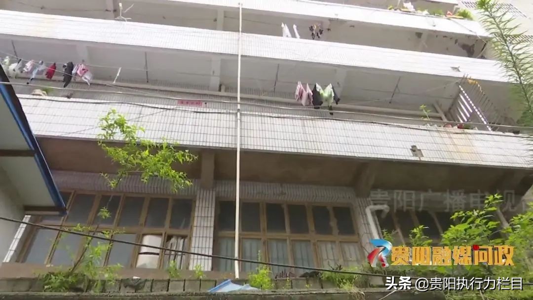 一下大雨就往外冒污水,下雨小区化粪池很臭