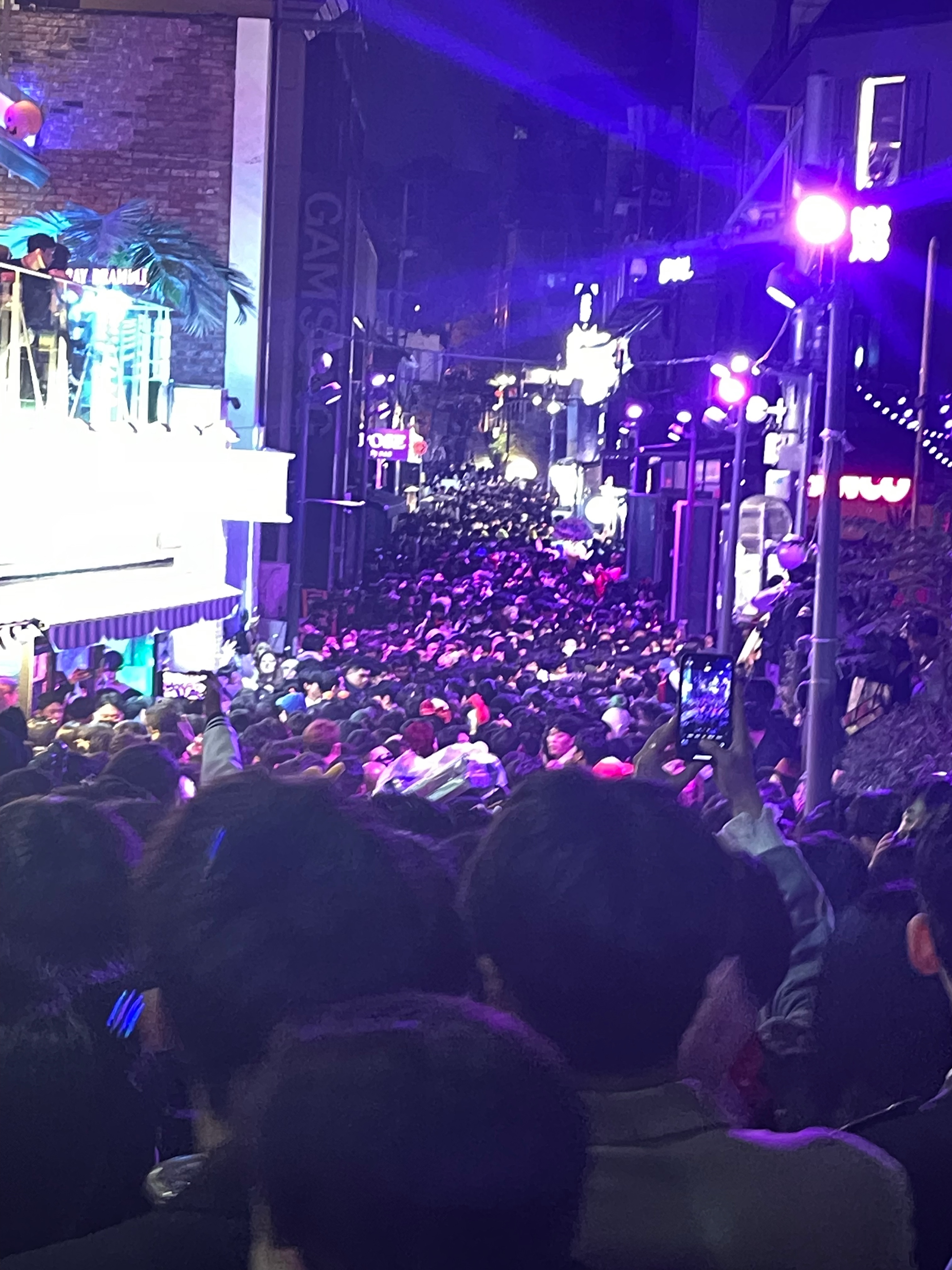 留学生亲历韩国*踏事踩**故：被压1小时才被救出，看到有父亲将四五岁孩子拼命递出人群，将是此生难忘噩梦