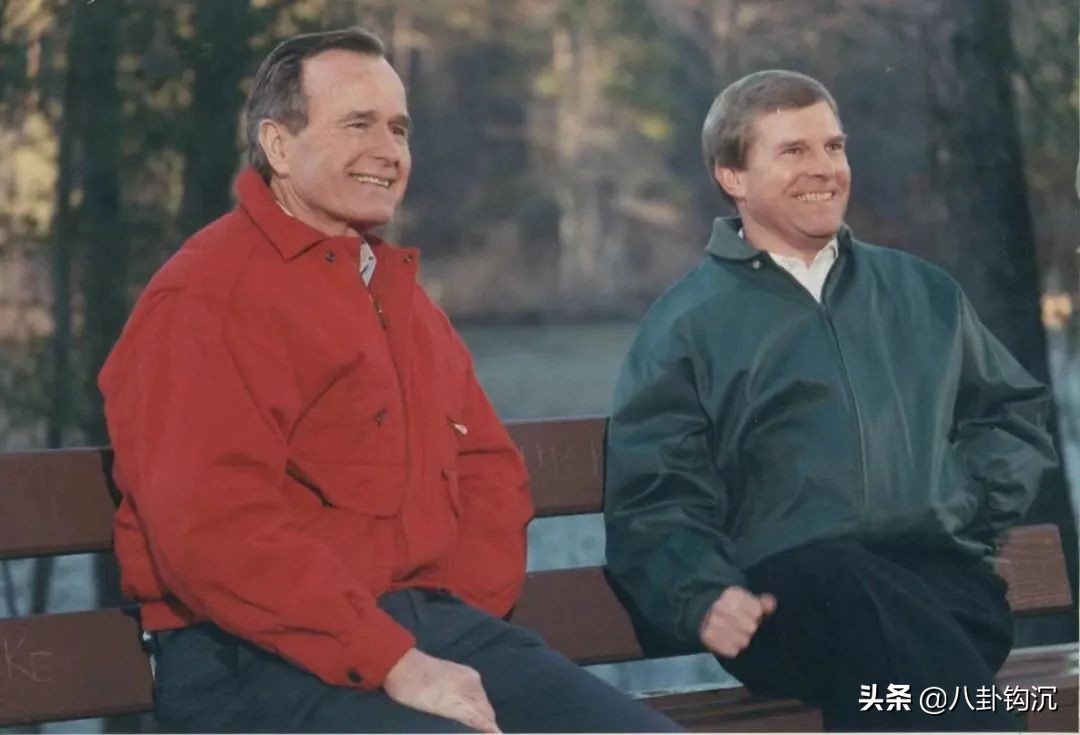 他打造了美国政治史最脏竞选，却被命运掐断了脖子