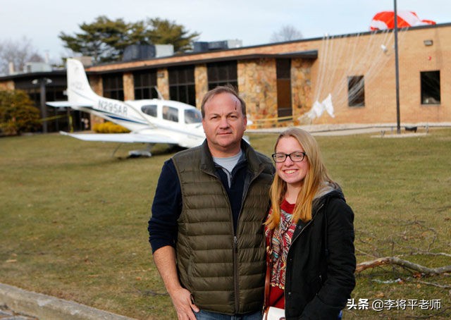 飞机装大型降落伞,飞机坠毁前黑匣子可以弹射吗