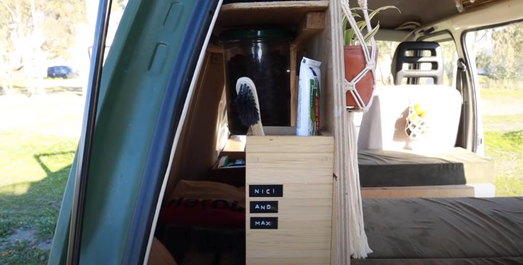 房车里的蜗居生活,国外夫妻房车生活