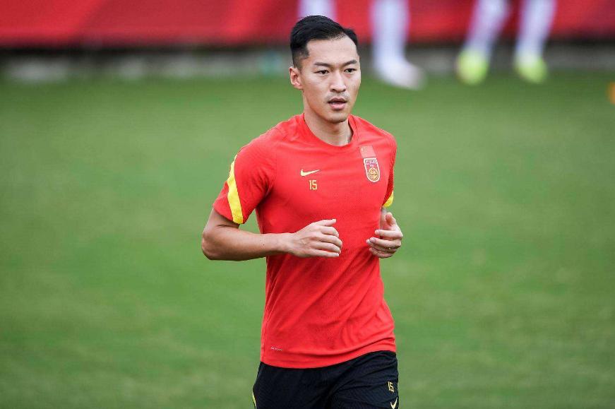 吴曦凌空射门对阵日本,国足对战越南吴曦缩头避球