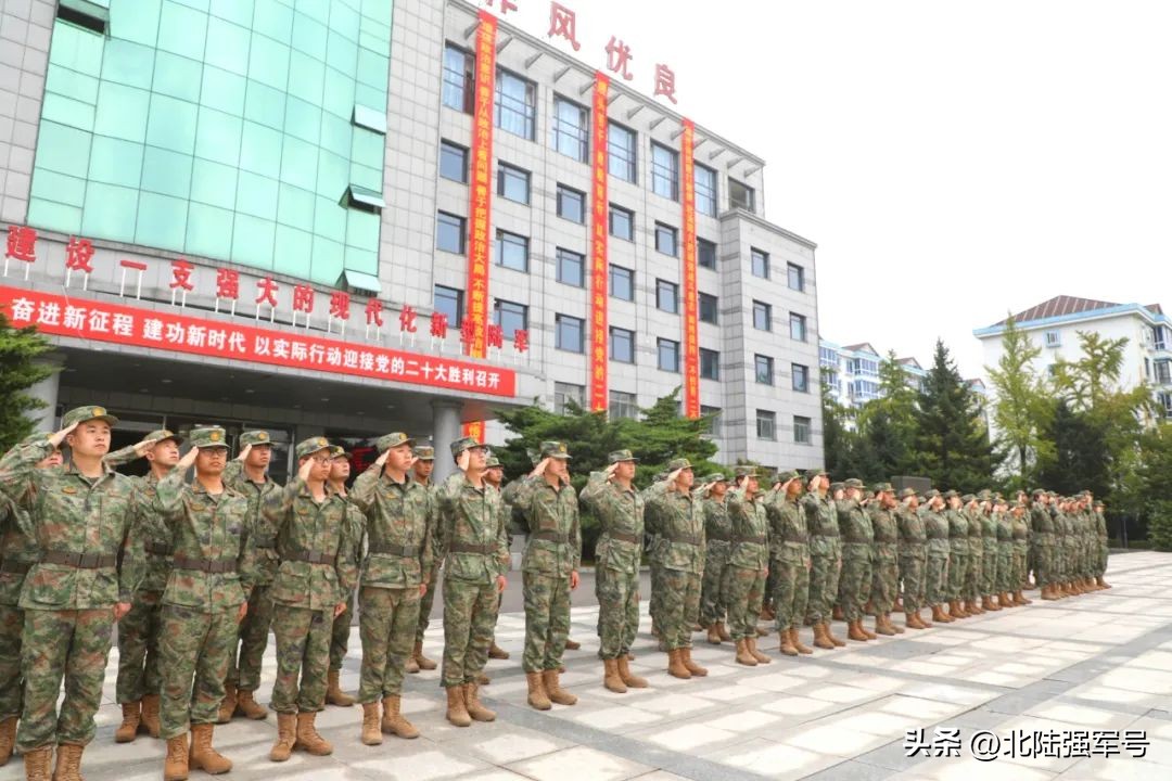 敬礼鲜艳的五星红旗,鲜艳五星红旗下敬礼视频