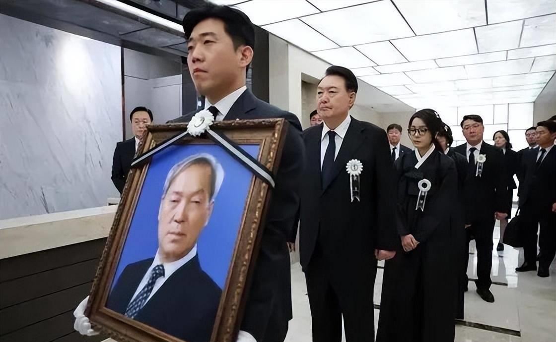 尹锡悦父亲葬礼视频,尹锡悦父亲葬礼