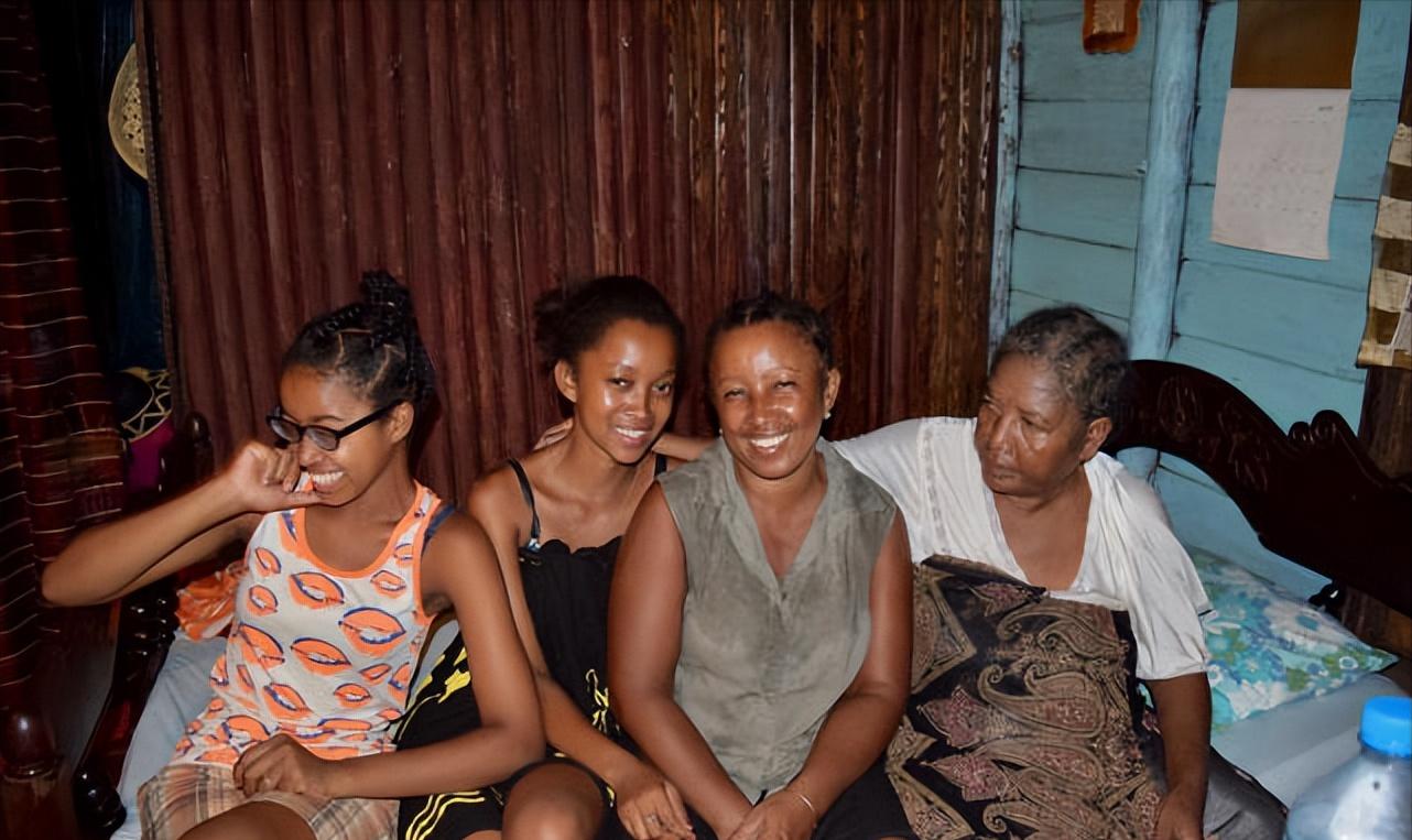 6年前，湖南农村小伙娶非洲美女，定居非洲月入10万，现状如何？