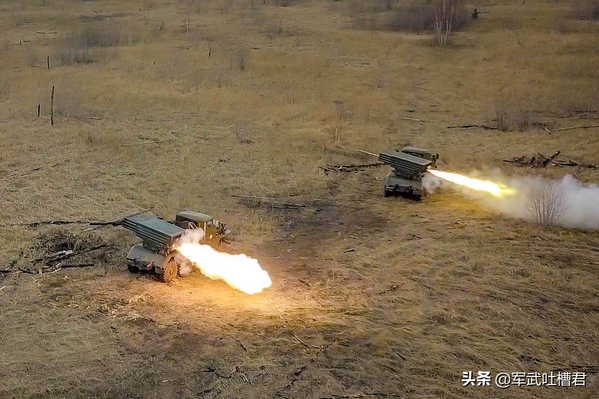 俄军温压弹燃烧弹齐上阵,俄军向乌军发射温压弹