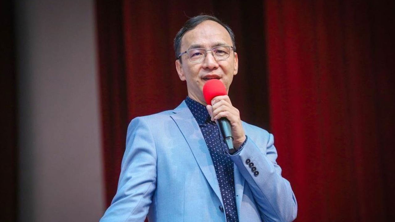 承诺反对“*独台**”后，国民*党**派团赴大陆访问，临行前声明不谈统一