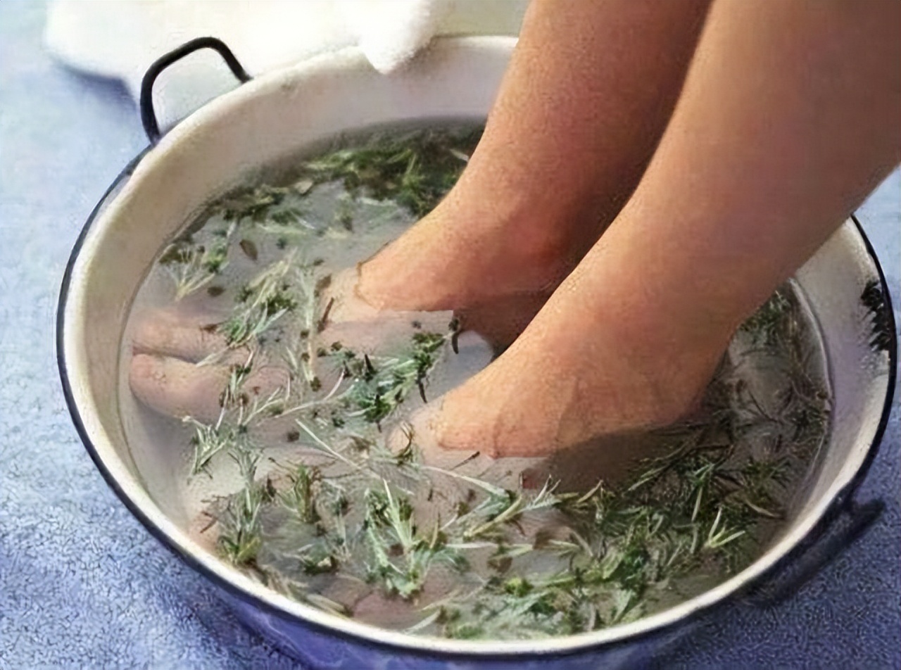 睡前艾叶生姜泡脚,睡前用艾叶泡脚对身体有什么好处