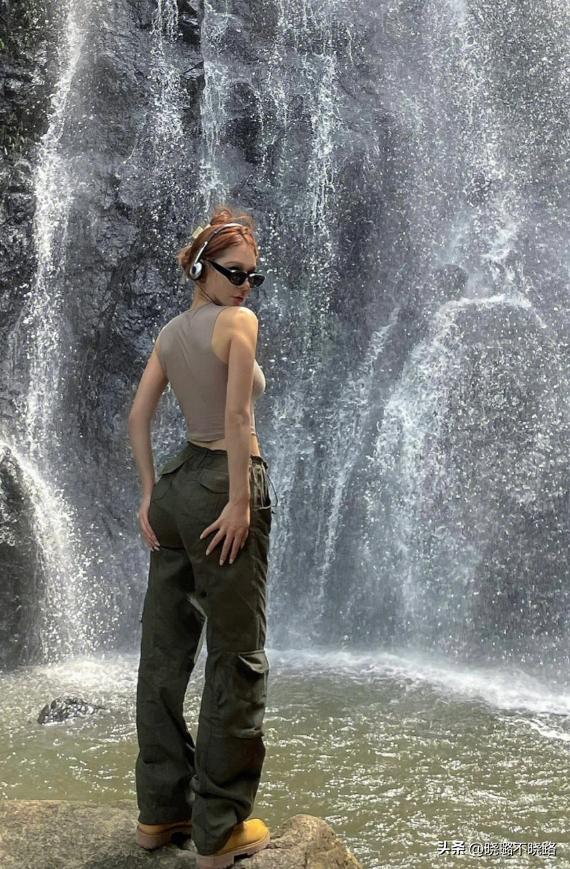 今年特流行工装裤时尚百搭又有型,工装裤女卡其色搭配红色平底鞋