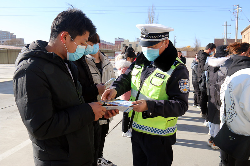 【平安春运交警同行】民勤公安交警走进运通驾校开展春运交通安全及“一盔一带”冬季交通安全宣传活动