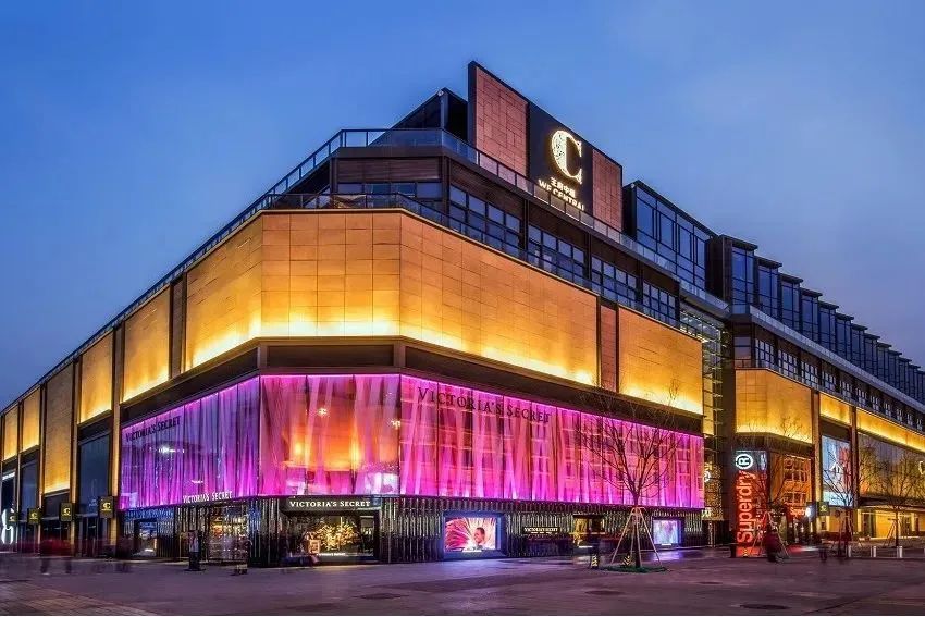 百丽推出“嘭然行动”快闪店；安踏丁氏家族套现逾百亿|鞋业要闻