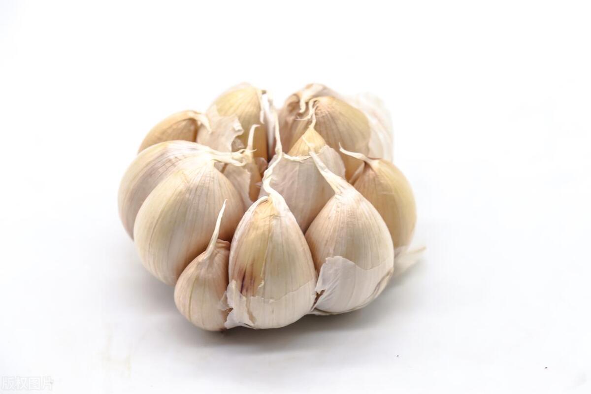 64岁男子每天坚持生吃大蒜抗肿瘤，3个月后健康情况如何？