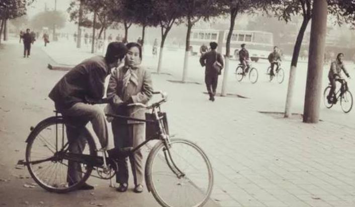 80年凤凰牌自行车款式,当年的凤凰牌自行车有那么牛吗