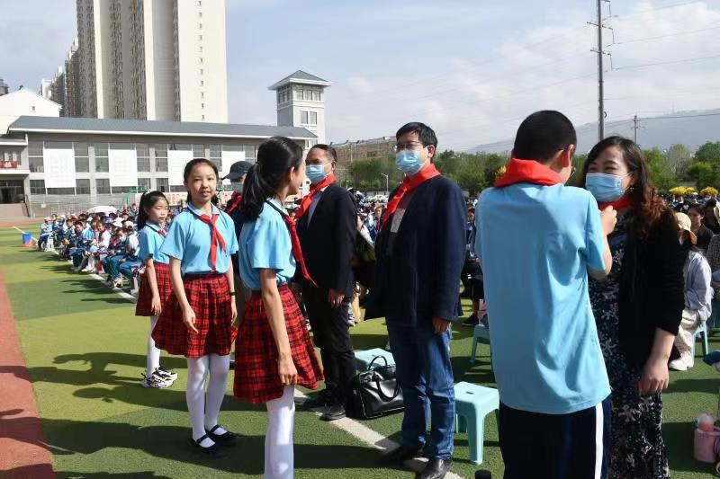 庆六一新队员入队仪式暨表彰大会,六一儿童节举行少先队员入队活动