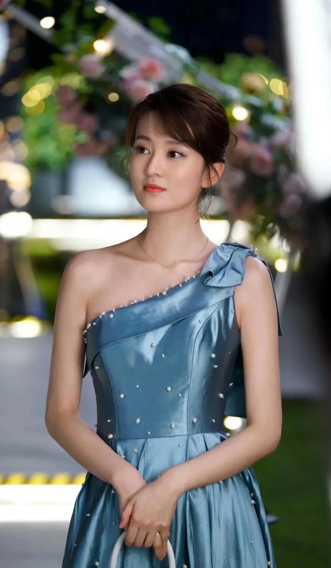 乔欣清纯女孩视频,乔欣清纯风穿搭好美