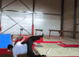 在沙发上妹子用这样的眼神看着你，你怎么做？「囧图时刻」