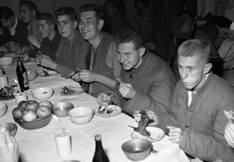 美国记者长津湖被志愿军俘虏，却靠拍照赚百万美元，成人生赢家