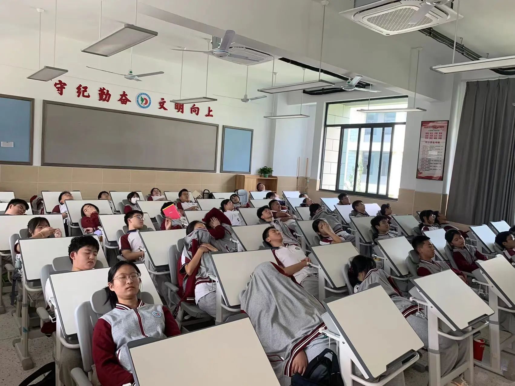 午休课桌变躺椅初中,午休课桌变躺椅视频