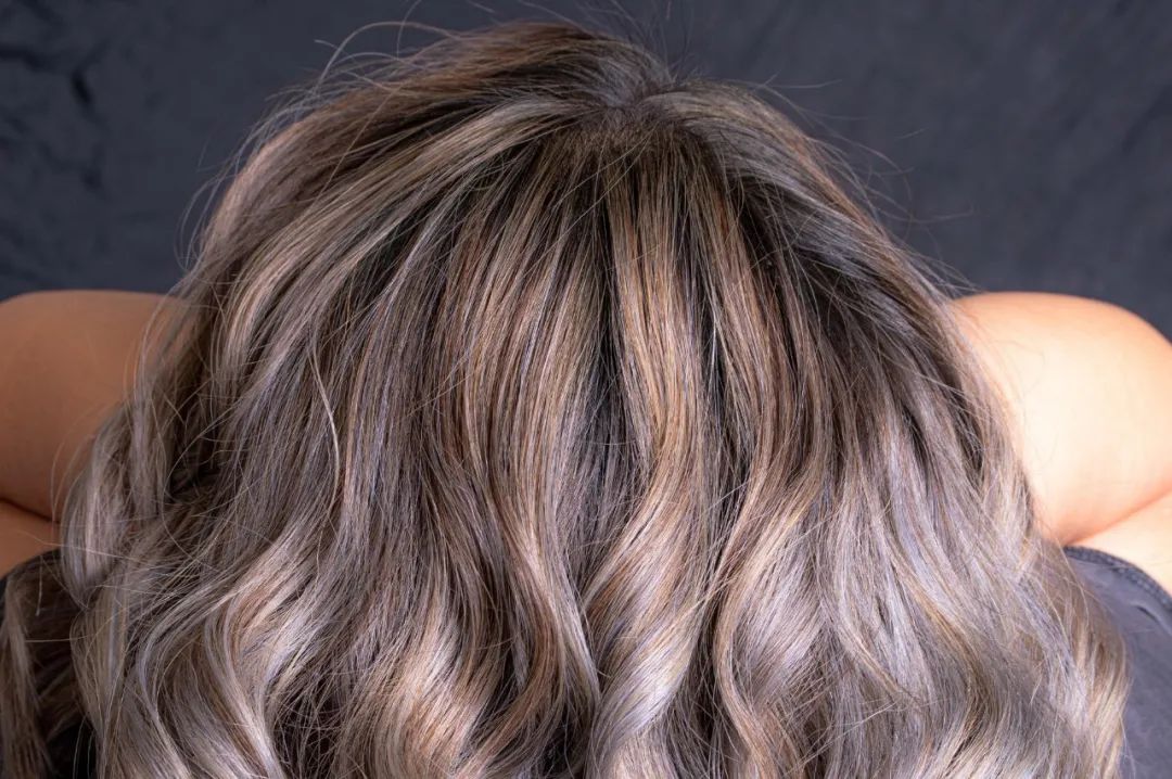 头发一把一把的掉怎么回事,头发一把一把的掉是因为什么呀